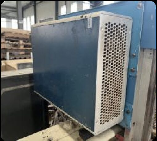 Open-grid worktable with travelling dust extraction under the laser head